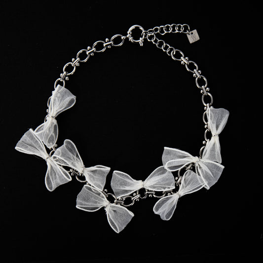 COLLIER AUX NOEUDS BLANCS