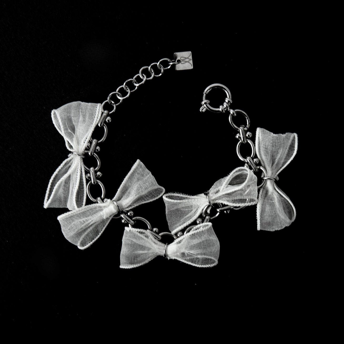 BRACELET AUX NOEUDS BLANCS