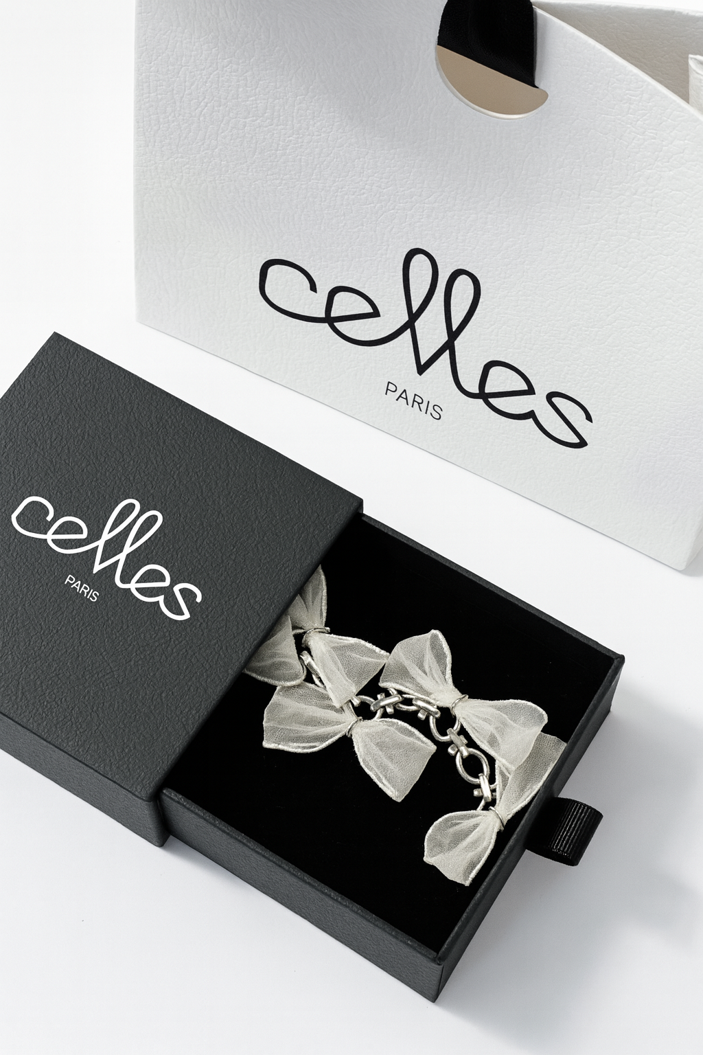 COLLIER AUX NOEUDS BLANCS